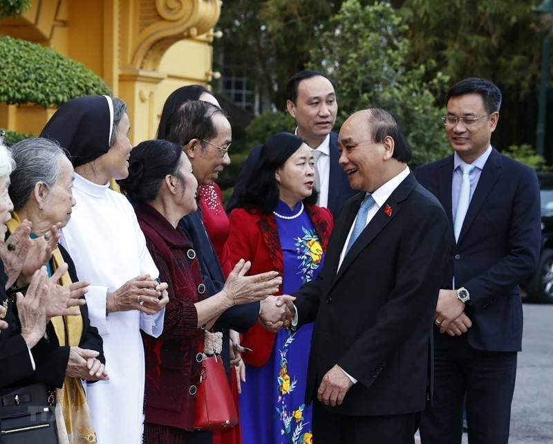 Президент Нгуен Суан Фук встречается с делегатами. Фото: ВИА
