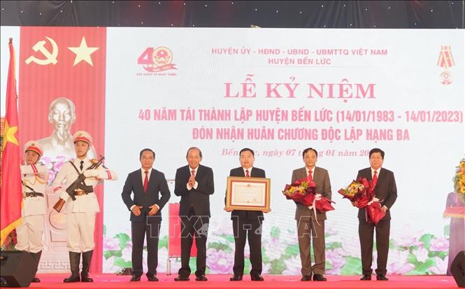 Товарищи Чыонг Хоа Бинь и Нгуен Ван Дыок вручают Орден Независимости третьей степени уезду Бэнлык. Фото: ВИА
