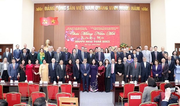 Вице-президент Во Тхи Ань Суан и делегаты фотографируются на память. Фото: ВИА