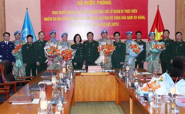 Генерал-полковник Хоанг Суан Тьиен и офицеры. Фото: ВИА