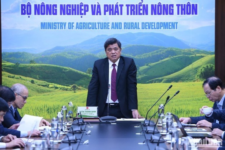 Заместитель министра сельского хозяйства и развития деревни Чан Тхань Нам выступает с речью. 