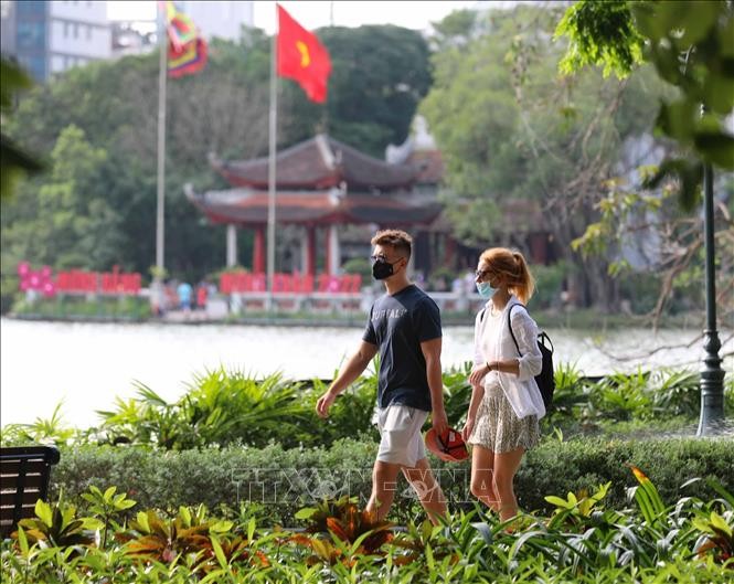 Иностранные туристы гуляют вокруг озера Возвращенного меча. Фото: ВИА