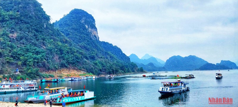 Туристическая зона озера Хоабинь привлекает многочисленных туристов. Фото: Лам Нгуен