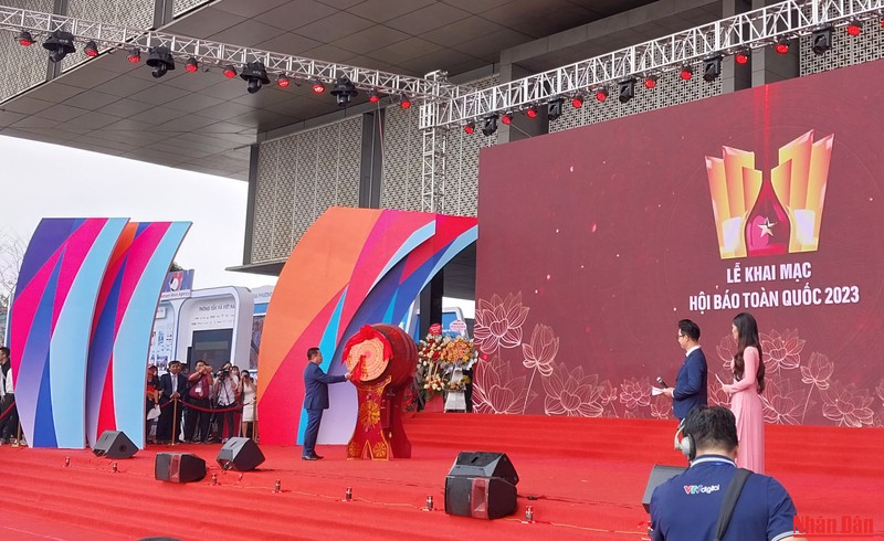 Товарищ Нгуен Чонг Нгиа ударяет в барабан в знак открытия фестиваля.