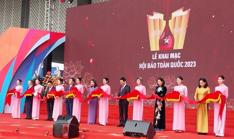Делегаты разрезают ленту в знак открытия Национального фестиваля прессы 2023 года.
