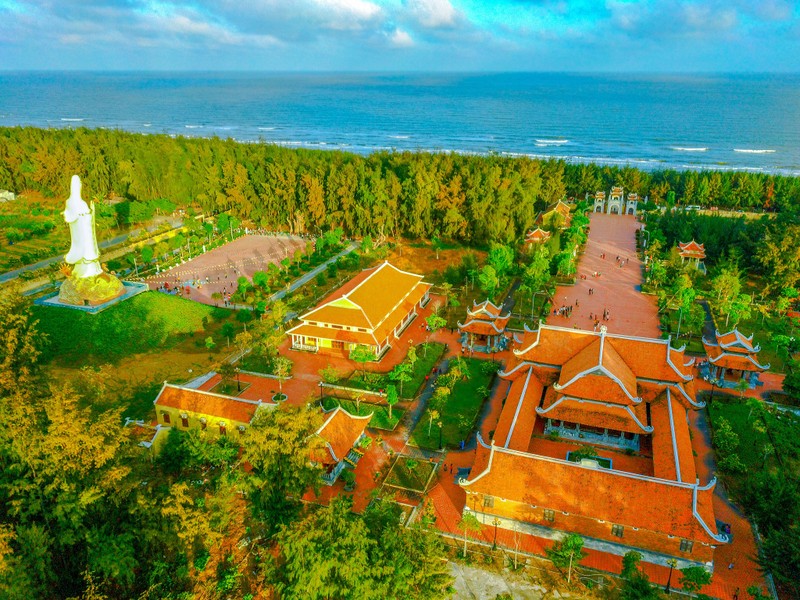 Монастырь Чуклам в Чавине расположен рядом с пляжем Бадонг, с видом на Восточное море. Фото: thamhiemmekong.com