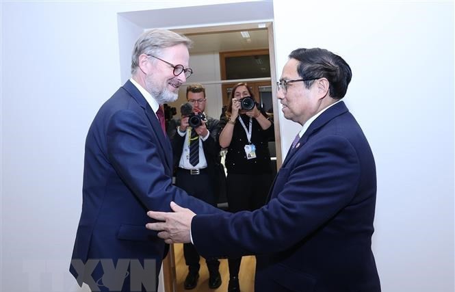 Премьер-министр Фам Минь Тьинь на встрече с Премьер-министром Чехии Петром Фиалой на полях саммита АСЕАН-ЕС в Брюсселе (Бельгия), 14 декабря 2022 года. Фото: ВИА