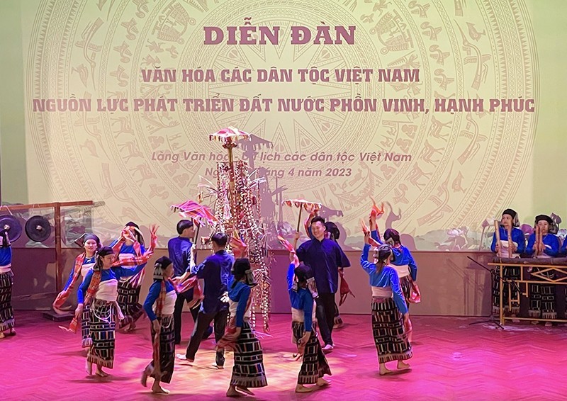 Художественный номер на форуме «Культура вьетнамских народностей – ресурсы для развития процветающей и счастливой страны».