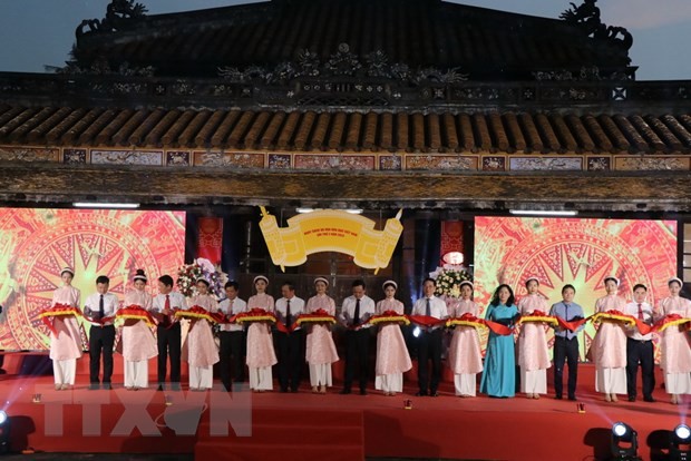 Делегаты разрезают ленту в знак открытия 2-го Вьетнамского дня книги и культуры чтения. Фото: ВИА