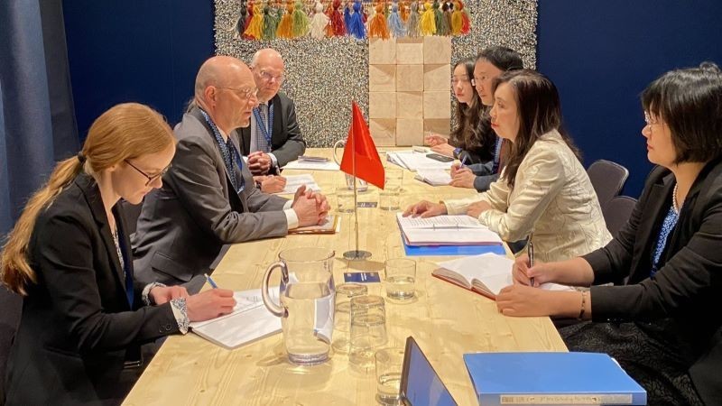 Заместитель министра иностранных дел Ле Тхи Тху Ханг на встрече с Государственным секретарем МИД Швеции Яном Кнутссоном. Фото: МИД Вьетнама