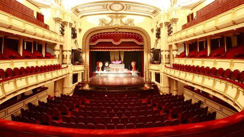 Зрительный зал включает в себя большую сцену и 3 этажа зрительских мест на почти 600 мест. Фото: hanoioperahouse.org.vn