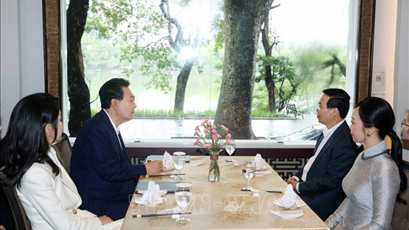 Президент Во Ван Тхыонг с супругой и Президент Республики Корея Юн Сок Ёль с супругой в ресторане Луктхюи. Фото: ВИА