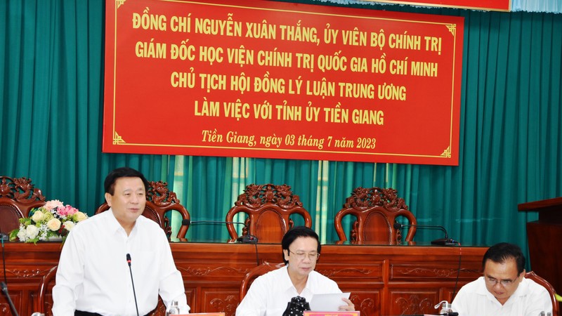 Товарищ Нгуен Суан Тханг выступает с речью.