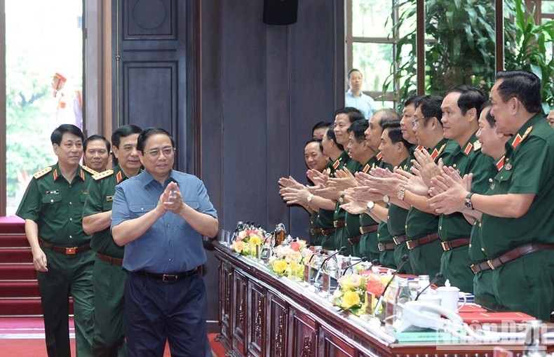 Премьер-министр Вьетнама на конференции по военной политике.