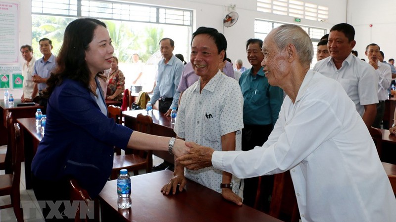 Вице-президент Во Тхи Ань Суан разговаривает с избирателями в Анжанге. Фото: ВИА