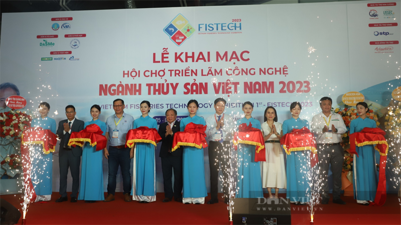 Делегаты разрезают ленту в знак открытия ярмарки технологий рыбной промышленности Вьетнама. Фото: dangcongsan.org.vn