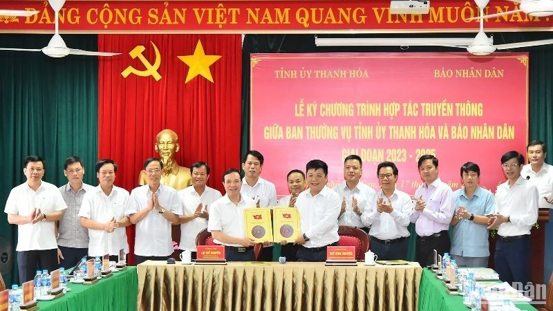 Церемония подписания программы координации пропагандистской работы между Постоянным бюро Парткома провинции Тханьхоа и газетой «Нянзан».