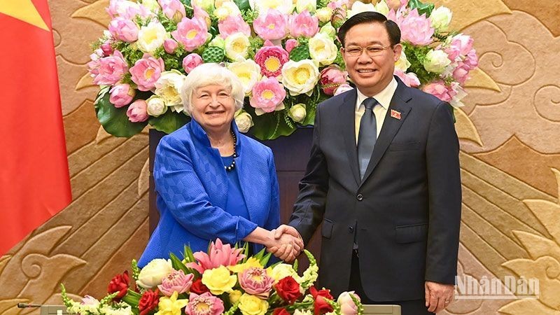 Председатель НС Выонг Динь Хюэ и Министр финансов США Джанет Йеллен. Фото: Зюи Линь