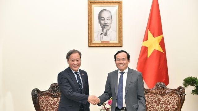 Вице-премьер Вьетнама Чан Лыу Куанг и Старший исполнительный вице-президент JICA Джуничи Ямада. Фото: VGP