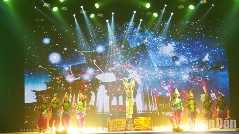 Художественный номер на церемонии открытия. Фото: Суан Хынг 