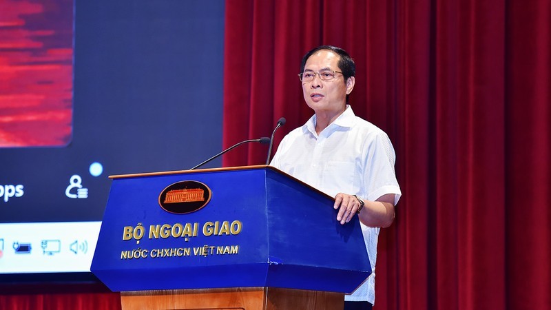 Министр иностранных дел Буй Тхань Шон выступает с речью.
