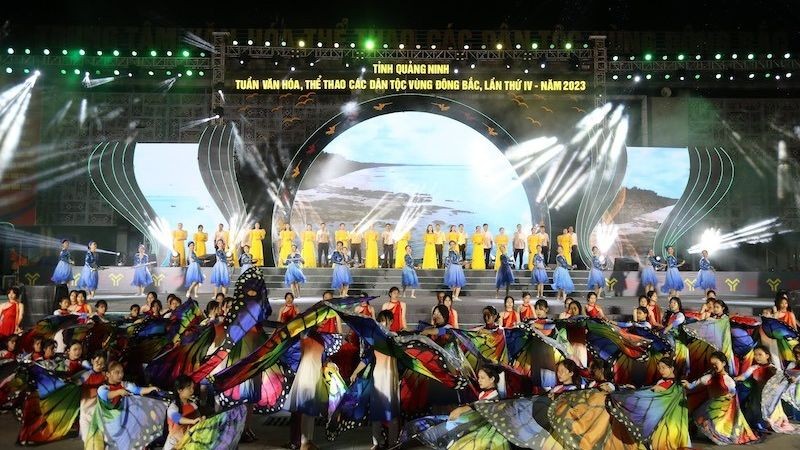 Художественный номер на церемонии открытия 4-й Недели культуры и спорта народностей северо-восточного района провинции Куангнинь – 2023. Фото: Куанг Тхо