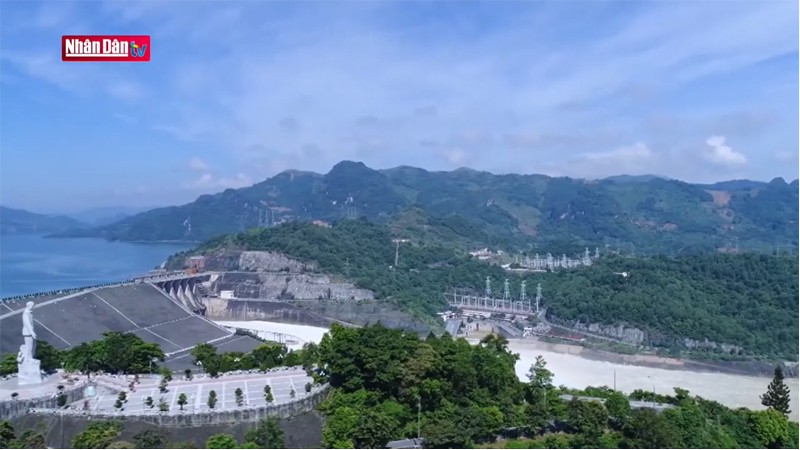 Водохранилище Шонла и гидроэлектростанция Шонла были построены на главном течении реки Да в общине Ит-онг уезда Мыонгла провинции Шонла.
