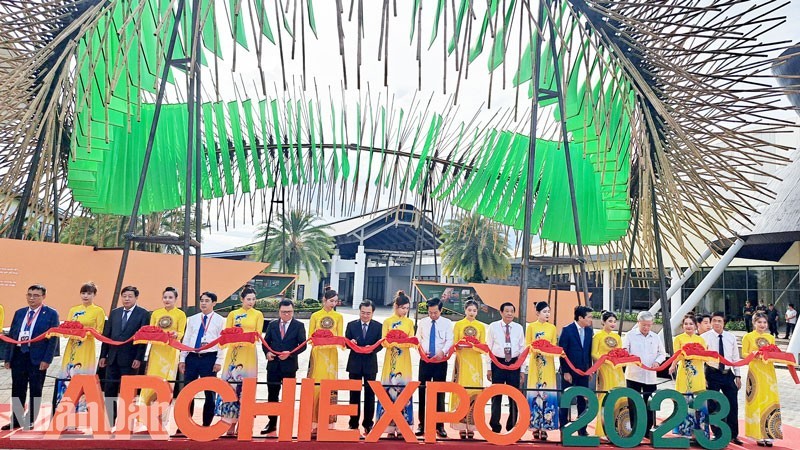 Делегаты разрезают ленту в знак открытия выставки. Фото: Куок Чинь