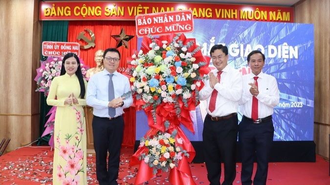 Товарищ Ле Куок Минь поздравляет газету Донгнай с организацией расширенного семинара партийных газет восточной части южного региона 2023 года.