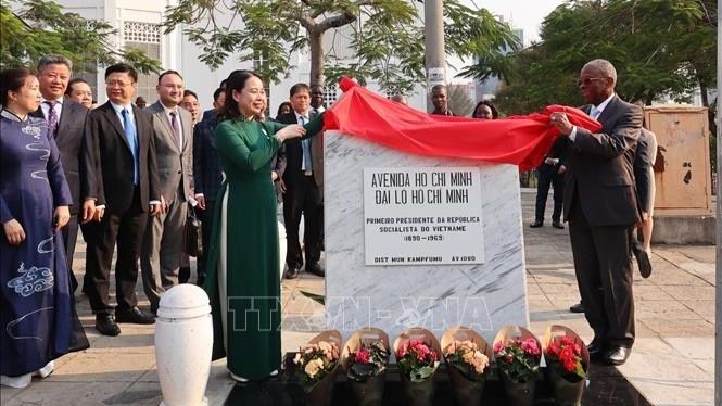 Церемония открытия новой таблички проспекта им. Хо Ши Мина в центре г. Мапуту. Фото: ВИА