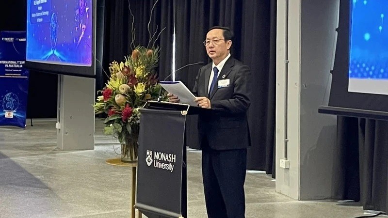 Министр науки и технологий Вьетнама Хюинь Тхань Дат выступает с речью. 