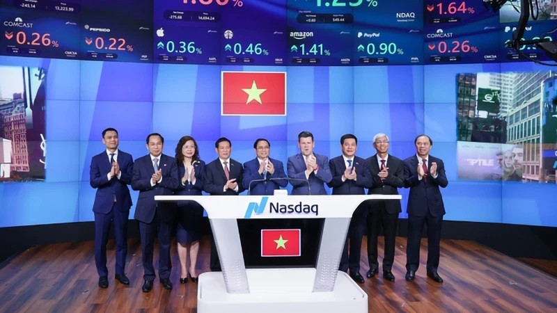 Делегаты на церемонии открытия торговой сессии на фондовой бирже NASDAQ. Фото: Тхань Жанг