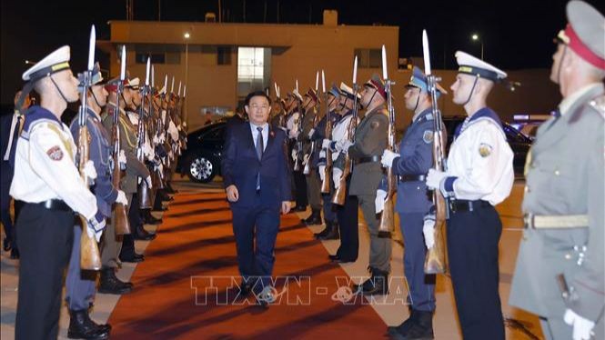 Церемония проводов Председателя НС Выонг Динь Хюэ в аэропорту г. Бургаса. Фото: ВИА