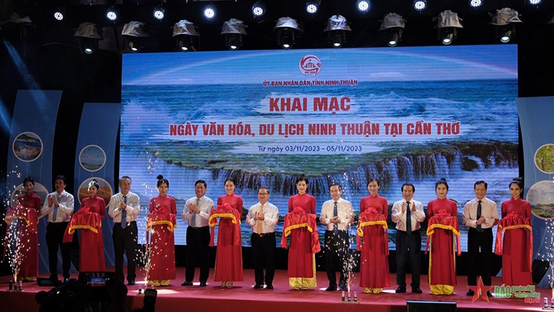 Делегаты разрезают ленту в знак открытия мероприятия. Фото: qdnd.vn