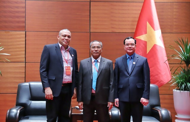 Председатель Всеобщей конфедерации труда Вьетнама 12-го созыва Нгуен Динь Кханг (справа) и главы делегаций Лаоса и Кубы. Фото: laodong.vn