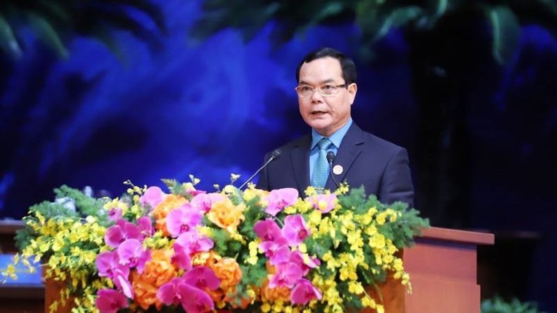 Председатель Всеобщей конфедерации труда Вьетнама Нгуен Динь Кханг выступает с речью.