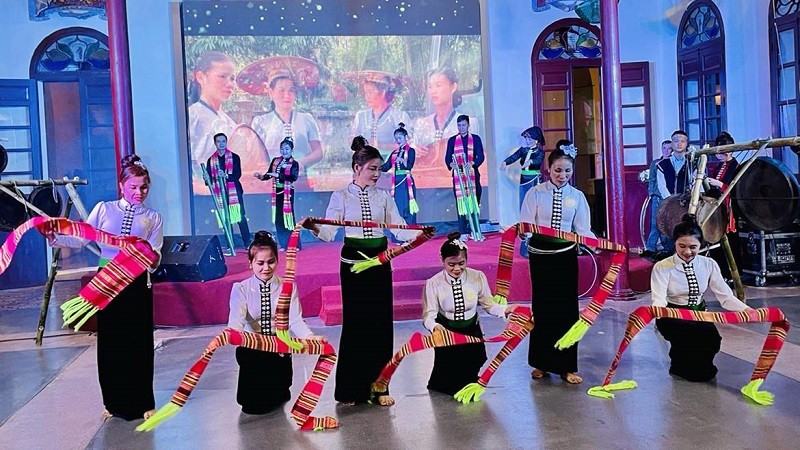 Выступление танца «Сое» народности Тхай.