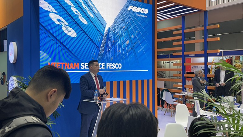 Представитель ФЕСКО представляет свою деятельность на стенде на площадке международной промышленной выставки EXPO-RUSSIA VIETNAM 2023.