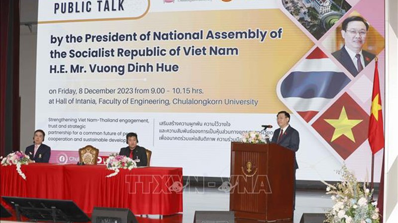 Председатель НС Выонг Динь Хюэ выступает с политической речью. Фото: ВИА