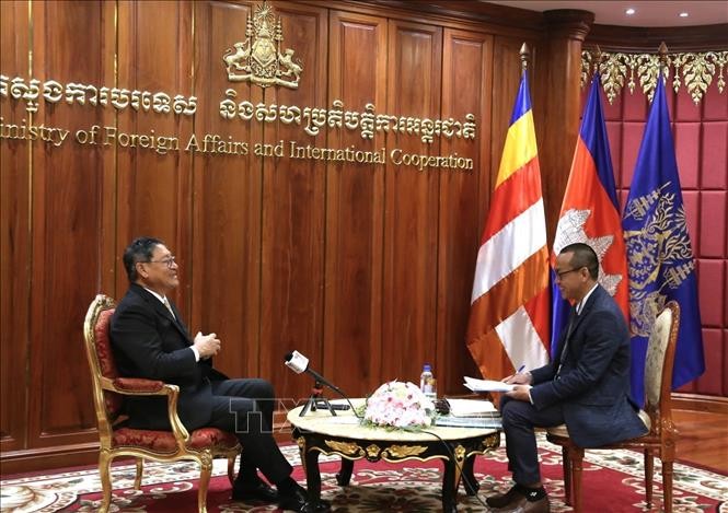 Вице-премьер, Министр иностранных дел и международного сотрудничества Камбоджи Сок Ченда Софеа дает интервью.