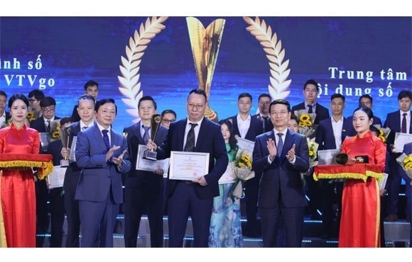 Вице-премьер Чан Хонг Ха и Министр информации и коммуникаций Нгуен Мань Хунг вручают золотой приз. Фото: dangcongsan.vn 