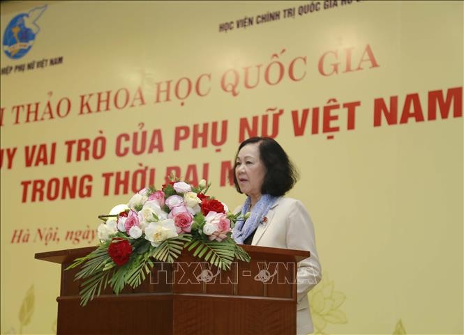 Постоянный член Секретариата, Заведующая Организационным отделом ЦК КПВ Чыонг Тхи Май выступает с речью. Фото: ВИА