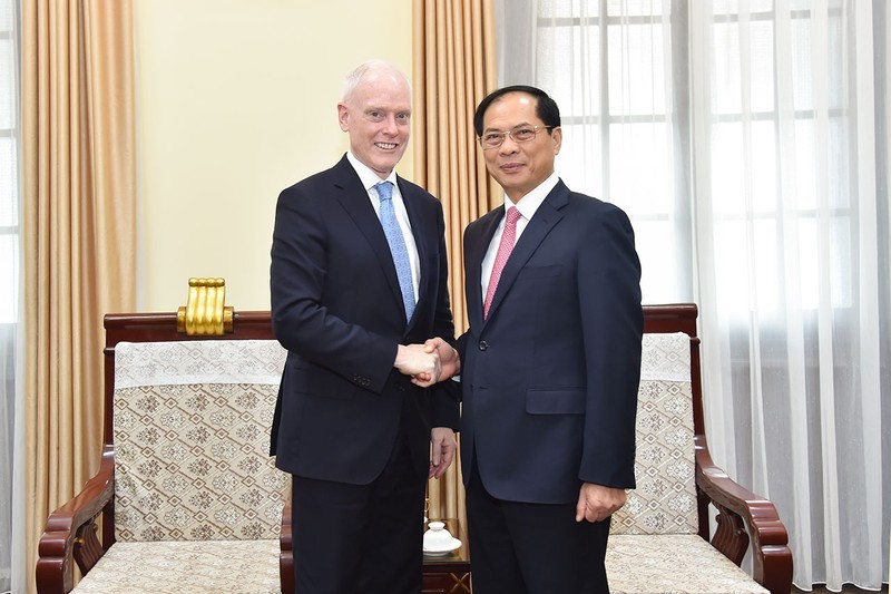Министр иностранных дел Буй Тхань Шон и замминистра иностранных дел Канады Дэвид Моррисон.