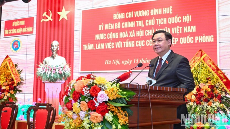 Председатель НС Выонг Динь Хюэ выступает с речью.
