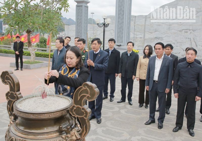 Вице-президент Во Тхи Ань Суан воскуряет благовония в Храме Дяди Хо на площади Таибак.