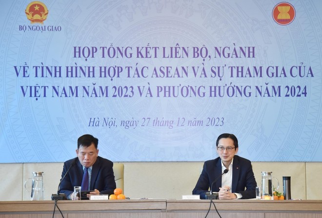 Заместитель министра иностранных дел До Хунг Вьет (справа) председательствует на заседании. Фото: ВИА