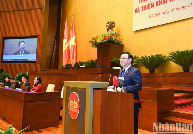 Председатель НС Выонг Динь Хюэ выступает с речью. Фото: Зюи Линь