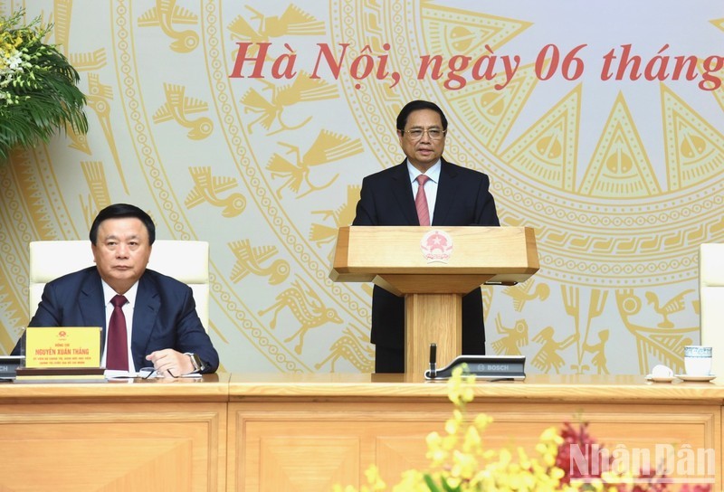 Премьер-министр Фам Минь Тьинь выступает с речью.