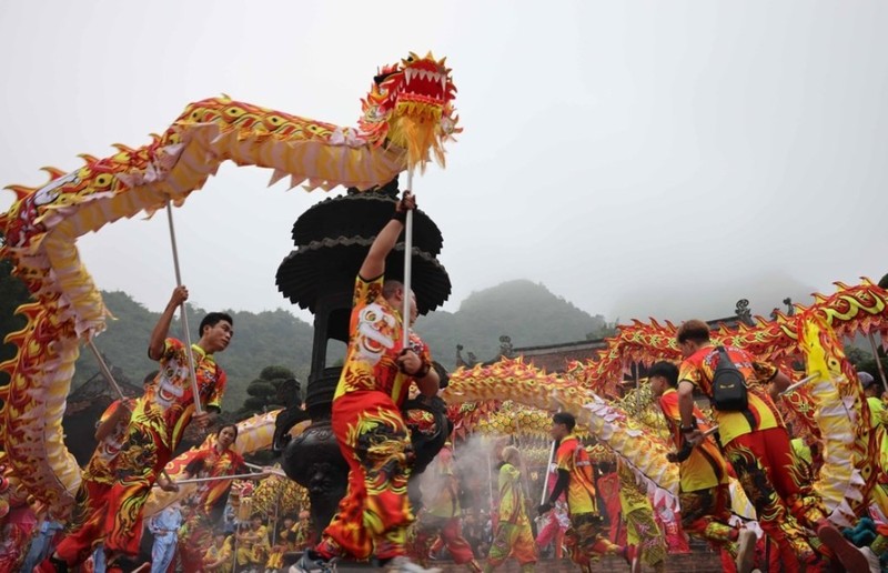 Танцы драконов открывают фестиваль весны Жап Тхин 2024 года в пагоде Хыонг.