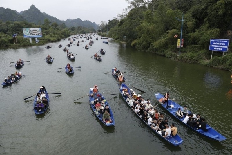 Туристы принимают участие в фестивале в пагоде Хыонг 2024 года. Фото: ВИА